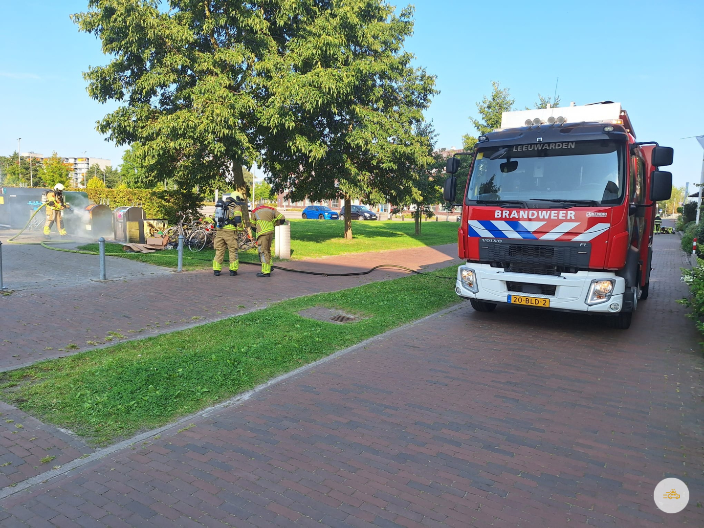 Papiercontainer in de brand bij studentenflat