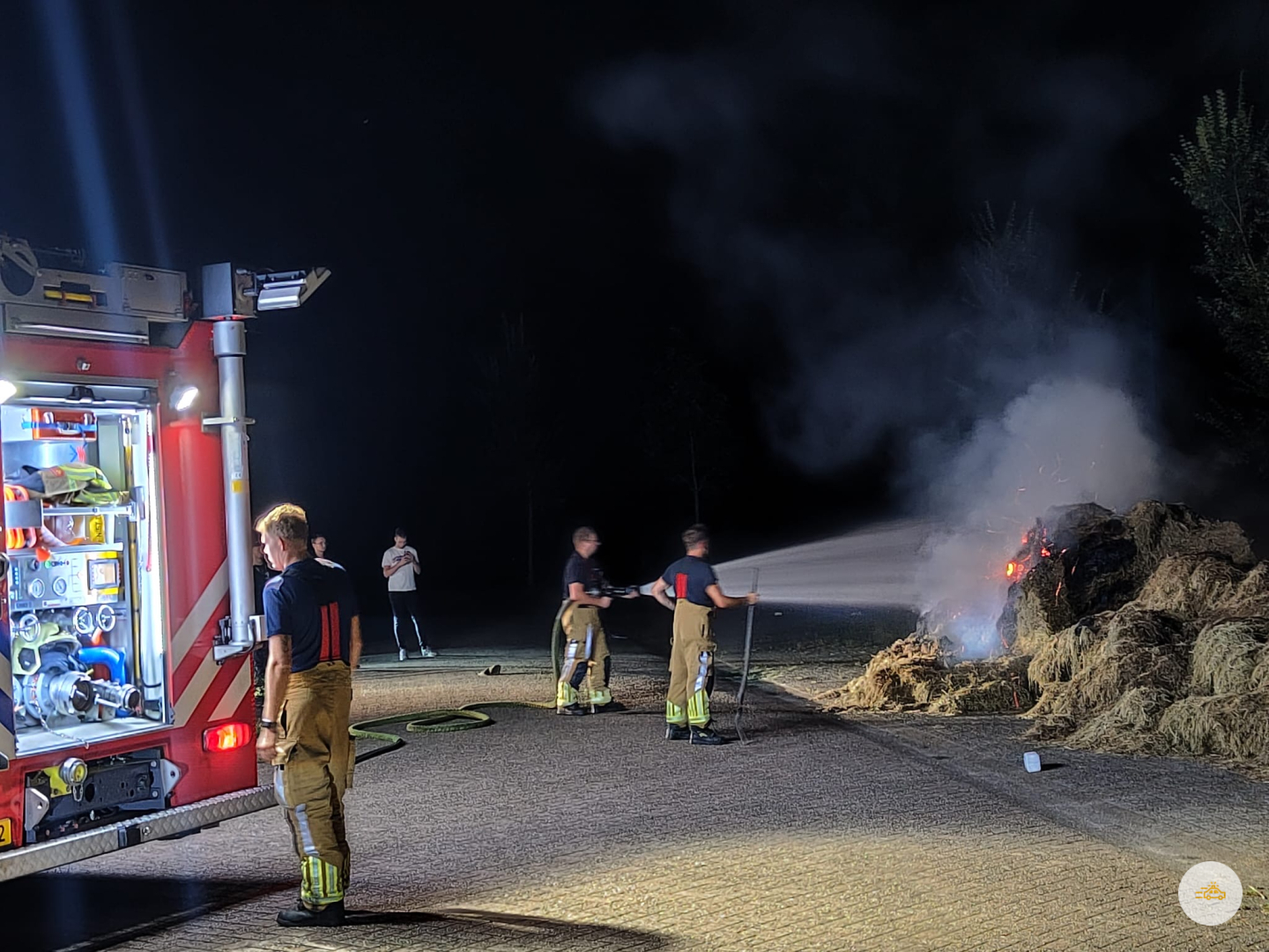 Grote berg gras in brand in Groenester gebied